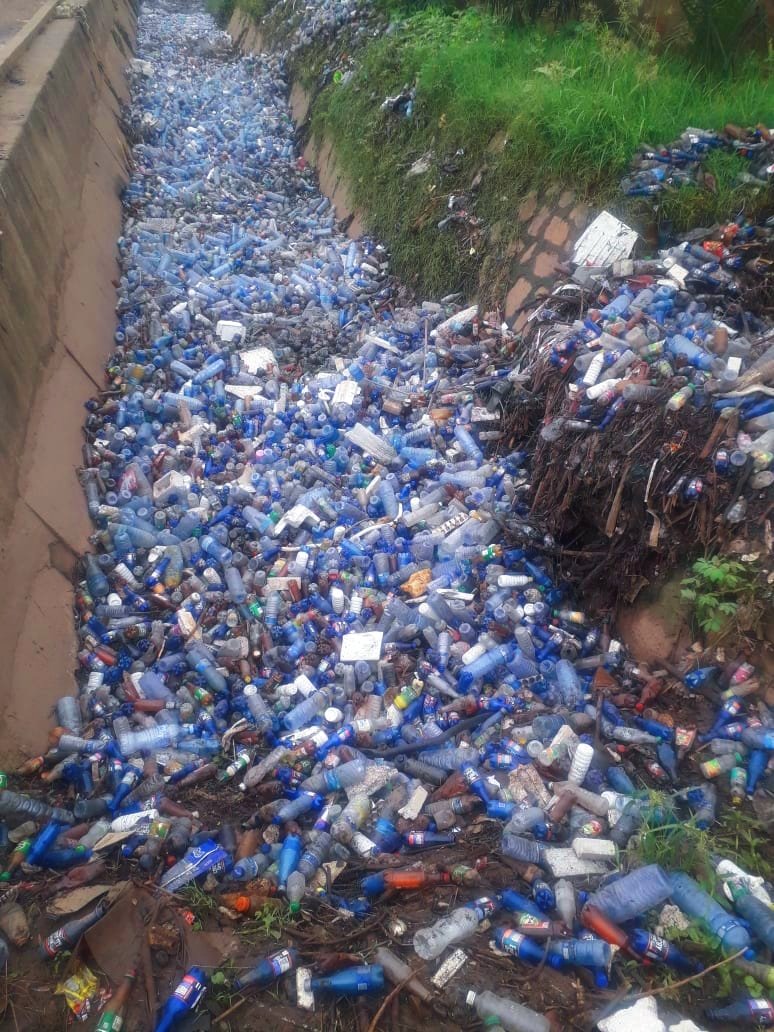 MagazineJimbere's tweet photo. 🛣️ Les caniveaux de la rue #Ruvubu à #Buyenzi (@MairieBuja) sont remplis de déchets plastiques, qui s'y sont échoués suite à la pluie de ce 25/02/2023, d'après les habitants

🙏🏾 Ces derniers: "Ces immondices devraient être évacuées, car pouvant être source de maladies"

#Burundi https://t.co/Lv7gXAP21v