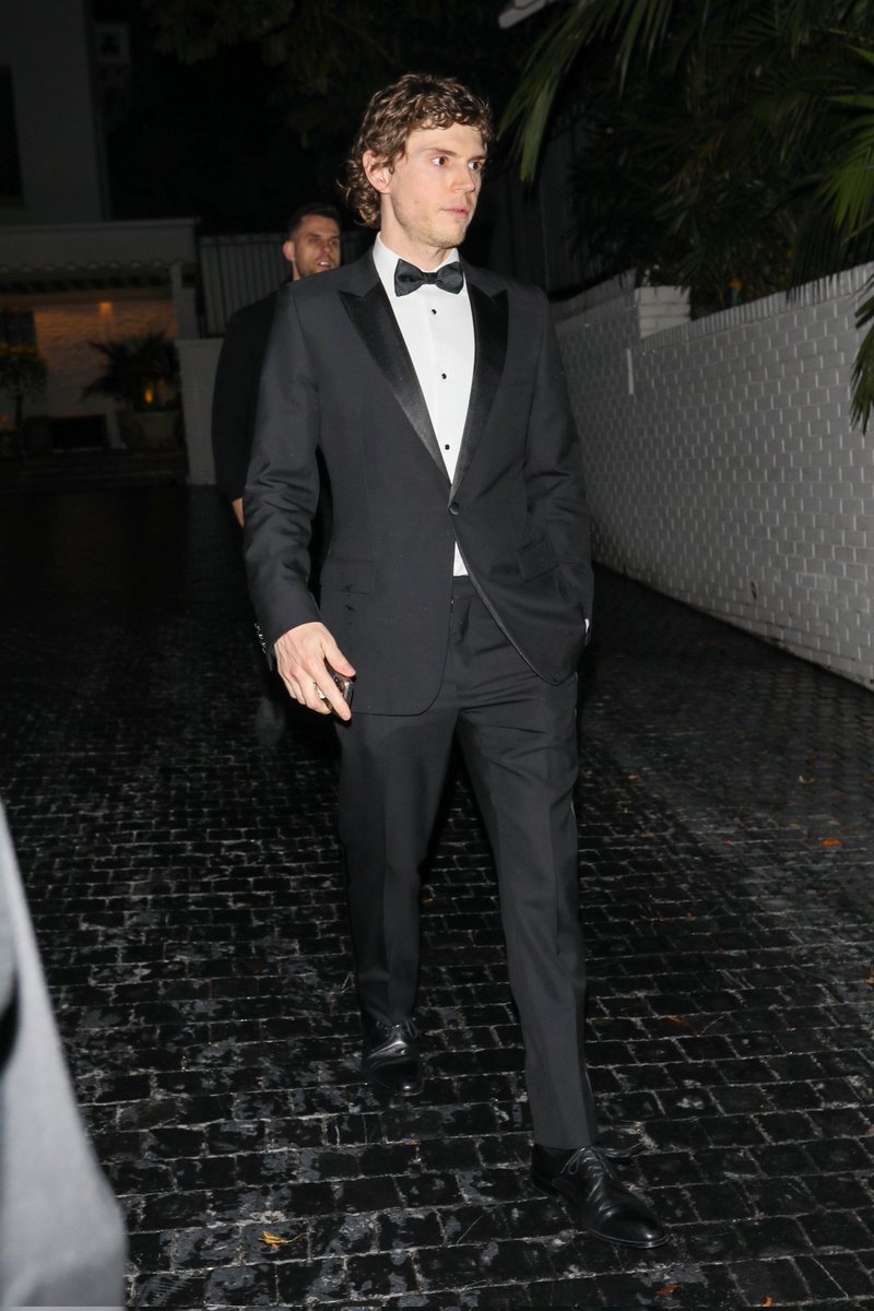 evadorezszn's tweet photo. Evan leaving the lagoon side I don't know, if anyone knows #SAGAwards https://t.co/Nz8a9ZiJnF