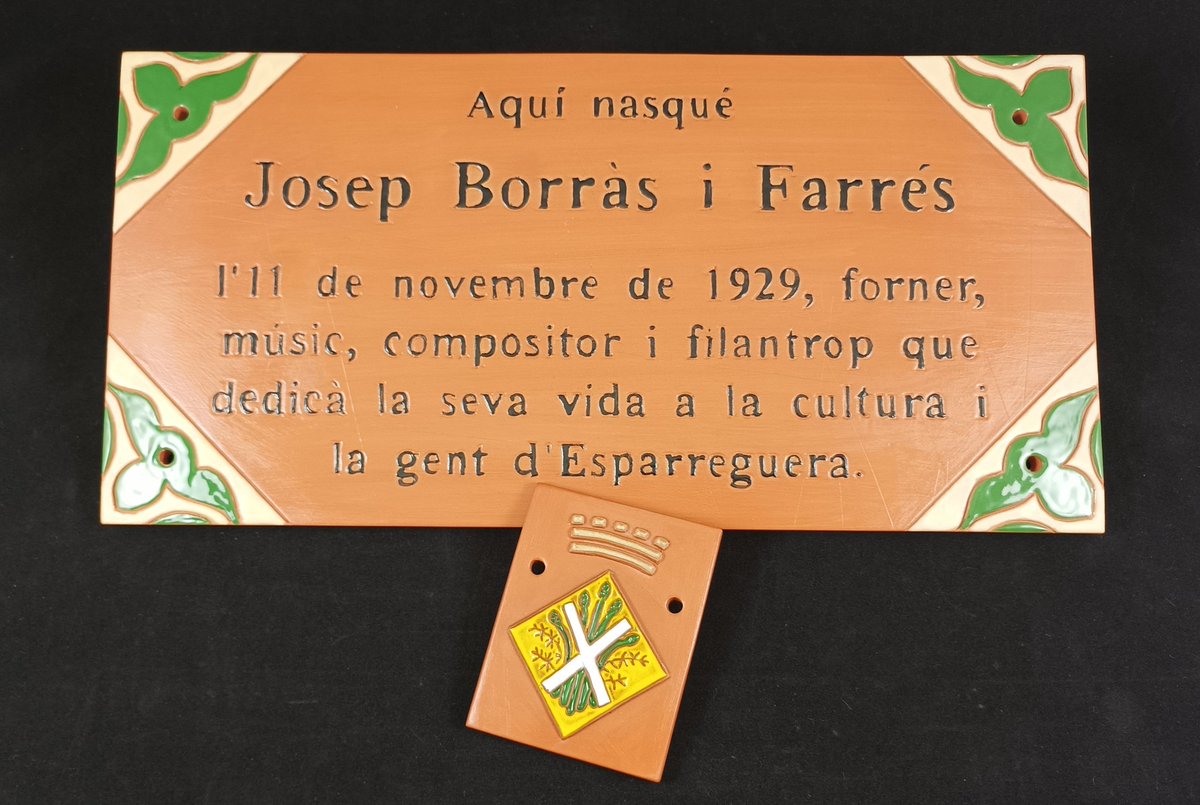 Ahir l' Ajuntament d'Esparreguera va homenatjar a Josep Borràs col.locant aquesta placa de #ceràmica a la casa on va néixer #Artesania #ArtesaniaCat #Esparreguera #Fetamà #Fetamida #uniqueceramics