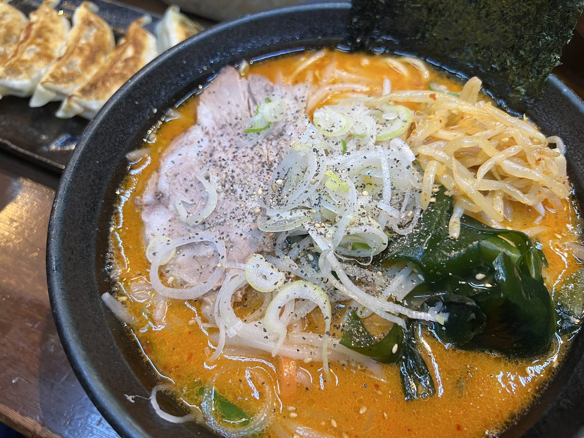 こんばんわぁ🌃🌙 ラーメンなう🍜 2日続けてだけどラーメン大好きだから美味しい(´﹃｀)🍜