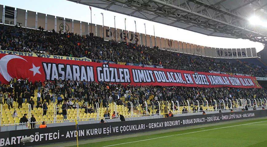İsyan bayrağını Fenerbahçe taraftarı açtı: AKP iktidarına 'istifa' çağrısı - Resim : 1