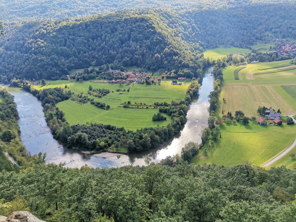 Pillandia's tweet image. Panorama from Sodevska stena. Slovenia in the foreground and Croatia beyond the border river. 
📸1⃣: September 2020. 
📸2⃣: December 2021. 
📷🌐: 45°29'03.2"N 15°05'19.4"E. 
pillandia.blogspot.com/search?q=HR-SI 

🇸🇮 #Slovenija #Kolpa #Črnomelj
🇭🇷 #Hrvatska #Kupa #Granica