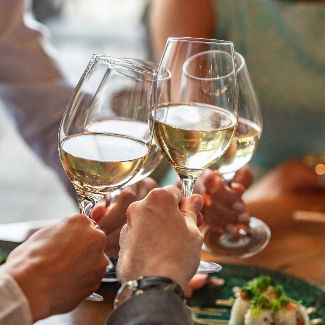 ¡Siempre hay algún motivo por el que brindar! 
Y qué mejor que hacerlo con uno de nuestros vinos 🥂

¡Feliz fin de semana!

#vinoblanco #brindis #wine #winelife #winelovers #bodegasdelsaz #campodecriptana