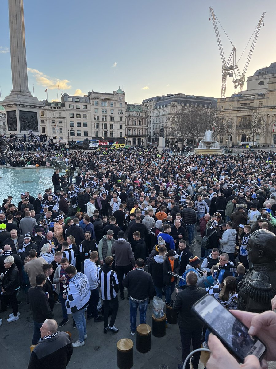 What an atmosphere at #TrafalgarSquare fans are still coming in &amp; it’s a right party here #NUFC #CarabaoCupFinal 🖤🤍🖤🤍