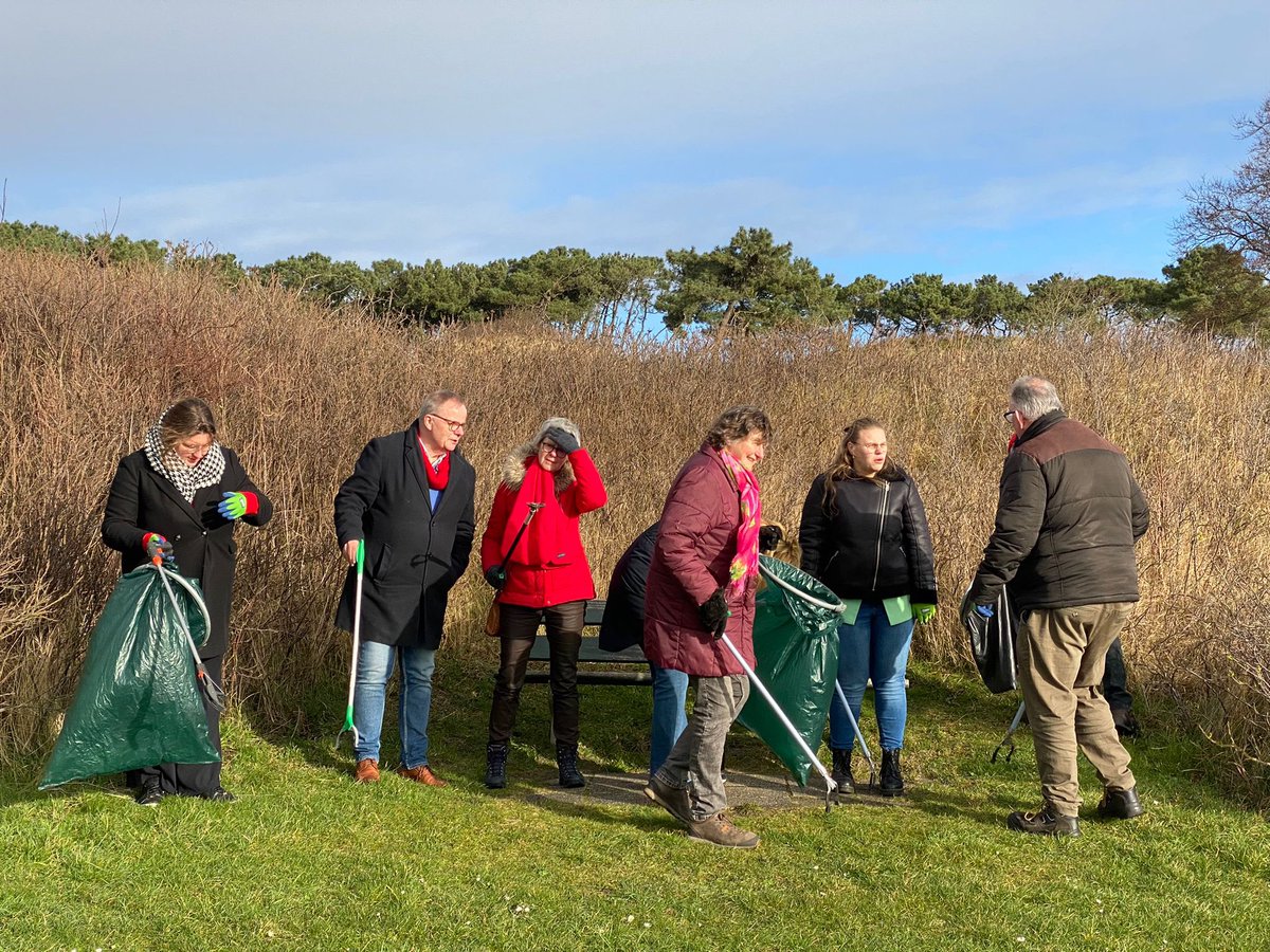 En we staken de handen uit de touwen… Samen met kandidaat #6 <a href="/GossenMiriam/">Miriam Gossen</a> en #2 <a href="/ChristaOosterb/">ChristaOosterbaan</a> op lijst <a href="/pvdafryslan/">PvdA Fryslân</a> op werkbezoek op #Terschelling. Ook @treesflapper, kandidaat voor <a href="/wetterskip/">Wetterskip Fryslân</a> was van de partij. We begonnen de dag in de duinen met een grote schoonmaak.