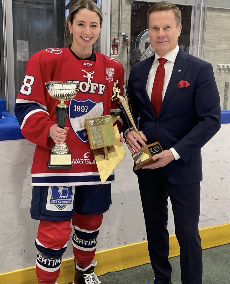 Michaela Pejzlova palkittiin ennen ottelun alkua Opiskelija-, Maria Ihalainen- ja Sari Fisk -palkinnoilla.

Palkinnot oli jakamassa Naisten Liigan varapuheenjohtaja Jukka Valtanen.

Onnittelut Misha! 👊

#NaistenLiiga #RunkosarjanPistepörssinVoittaja #tehopelaaja