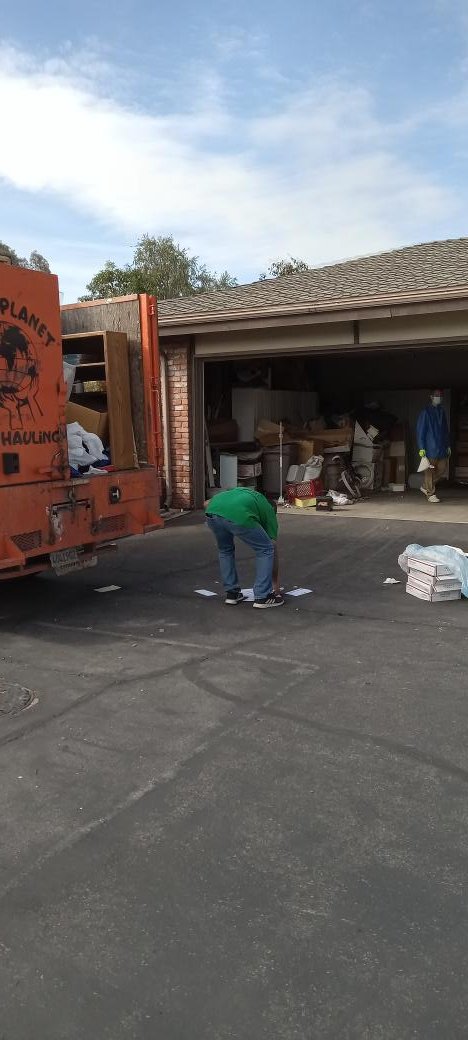 HaulingPlanet's tweet photo. Wow! What a trasformation from a hoarder house to a super clean and shiny home. One call to Green Planet Hauling and it will look spic and span. You will never go wrong. #junk hauling #furniture removal #light demo https://t.co/rTq1iAXZPf