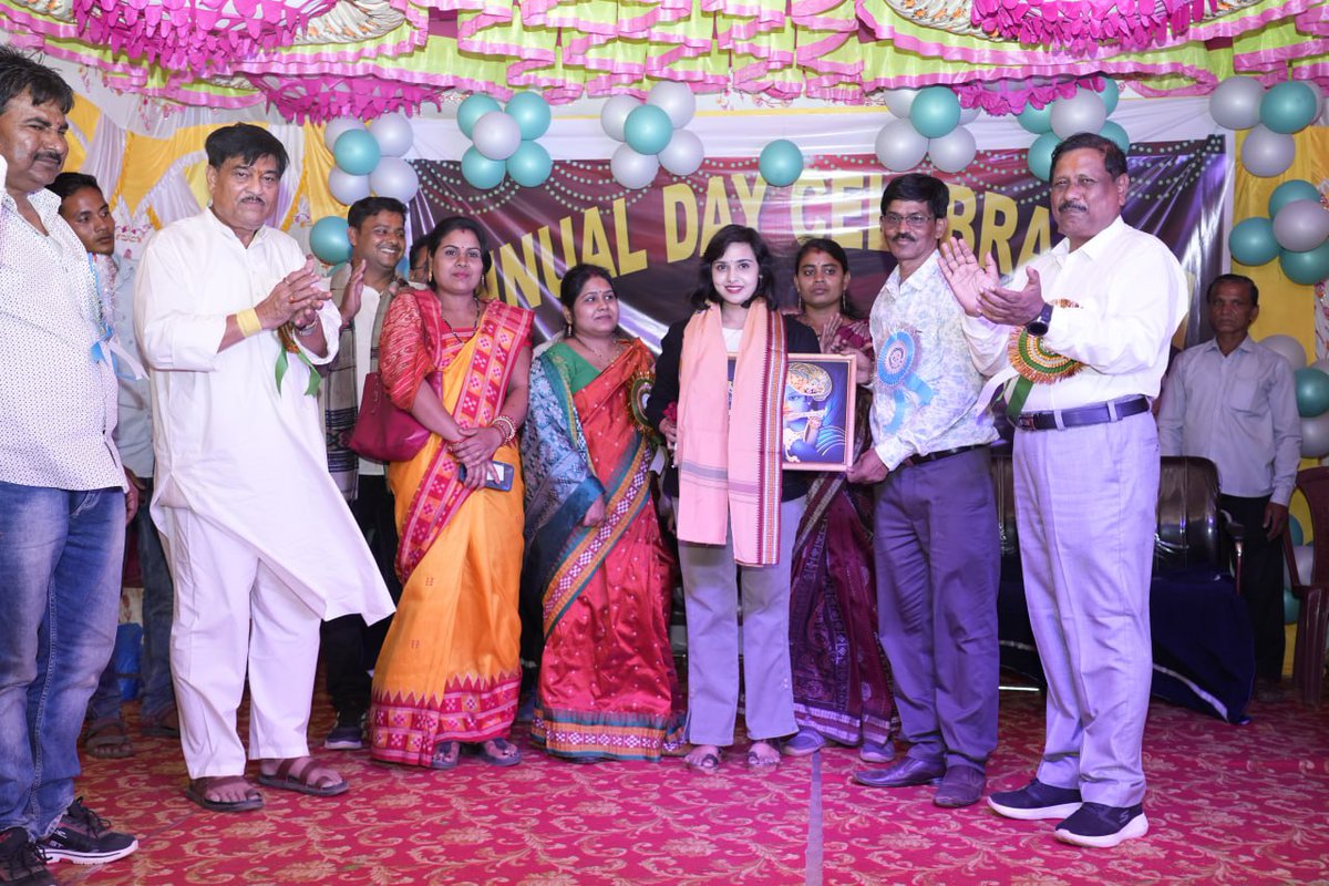rajaaswain's tweet photo. ଚୈତନ ସାହୁ ଡିଗ୍ରୀ ବିଜ୍ଞାନ ଓ କଳା ମହାବିଦ୍ୟାଳୟ, ନୁଆପାଟଣାରେ ଆୟୋଜିତ ବାର୍ଷିକ ଉତ୍ସବରେ ଯୋଗଦେବା ସହ କୃତି ପ୍ରତିଯୋଗୀମାନଙ୍କୁ ପୁରସ୍କୃତ କଲି। ଏଥିରେ ଆଠଗଡ଼ ଉପ-ଜିଲ୍ଲାପାଳ, ଅଧ୍ୟକ୍ଷା ତିଗିରିଆ ବ୍ଲକ, ତିଗିରିଆ ତହସିଲଦାର, ବିଡିଓ ତିଗିରିଆଙ୍କ ସମେତ ଅଧ୍ୟାପକ, ଅଧ୍ୟାପିକା ଛାତ୍ର/ଛାତ୍ରୀମାନେ ମଧ୍ୟ ଉପସ୍ଥିତ ରହିଥିଲେ। https://t.co/yXSJmbK1tD
