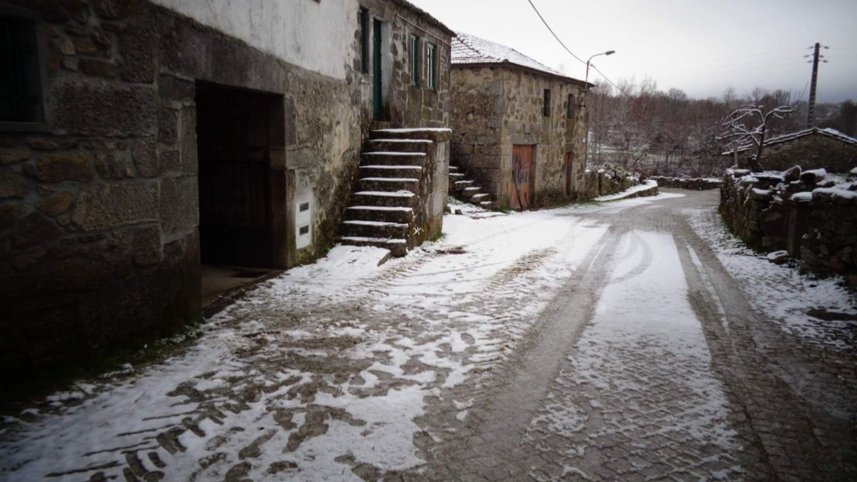 alfredomgraca95's tweet photo. 🗓️ 25/02/2023 
Bonitas imagens da queda de #neve ❄️🥶 em #Moimenta, #Vinhais, Trás-os-Montes.

©️ Júlia Pires https://t.co/Dlm4i7J0SU