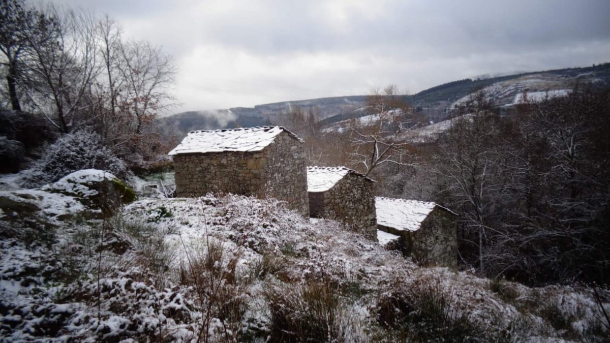 alfredomgraca95's tweet photo. 🗓️ 25/02/2023 
Bonitas imagens da queda de #neve ❄️🥶 em #Moimenta, #Vinhais, Trás-os-Montes.

©️ Júlia Pires https://t.co/Dlm4i7J0SU
