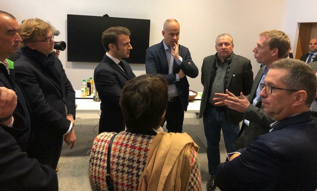 SanderFranck's tweet photo. J'ai rencontré ce matin @EmmanuelMacron #SIA2023➡️Le pdt va proposer un cadre pour éviter les distorsions de concurrence avec les autres états🇪🇺
👉il apporte son soutien à l’indemnisation planteurs bien qu'il reconnait que ce ne soit pas 1 solution durable face aux interdictions https://t.co/iXofjDipp4