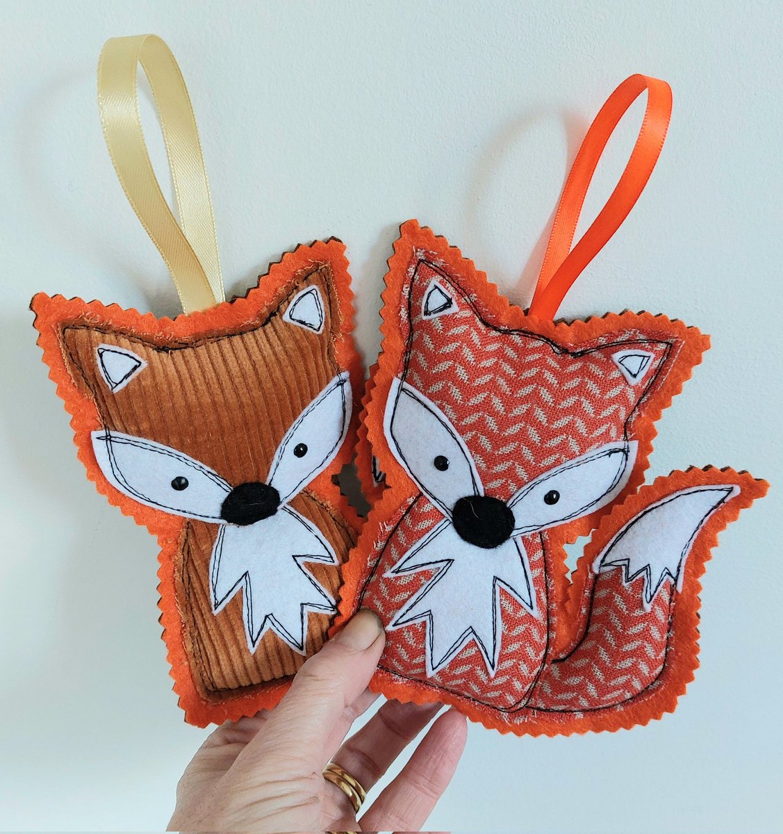hdso's tweet photo. New make!! What do you think to my foxies?? 🦊🦊

#fox #foxes #Newmake #handmadefox #foxdecorations #CraftBizParty #craftuk #handmadegifts #handmadehour #UKmakers #Yorkshire #woodlandanimals #SmallBiz #indiebiz #handmadebiz https://t.co/TZ5tm7xJ1G
