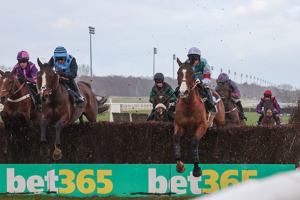 RACE 6: Vertem-Leading The Field Handicap Chase

🥇 Easy As That 
🥈 Five Star Getaway 

A Win for <a href="/VenetiaWRacing/">Venetia Williams</a> and Shane Quinlan

#HorseRacing #Results