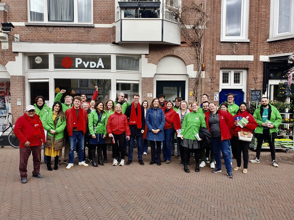 GroenLinksDH's tweet photo. Op deze stralende middag was er slechts één wolk te zien: een linkse wolk welteverstaan. 💚❤️

Wat een fijne campagnemiddag met @corinneellemeet en @PvdADenHaag! Samen gaan we Zuid-Holland groener en socialer maken. Dat kan immers gewoon. #veranderingbeginthier https://t.co/r4pXypAe78