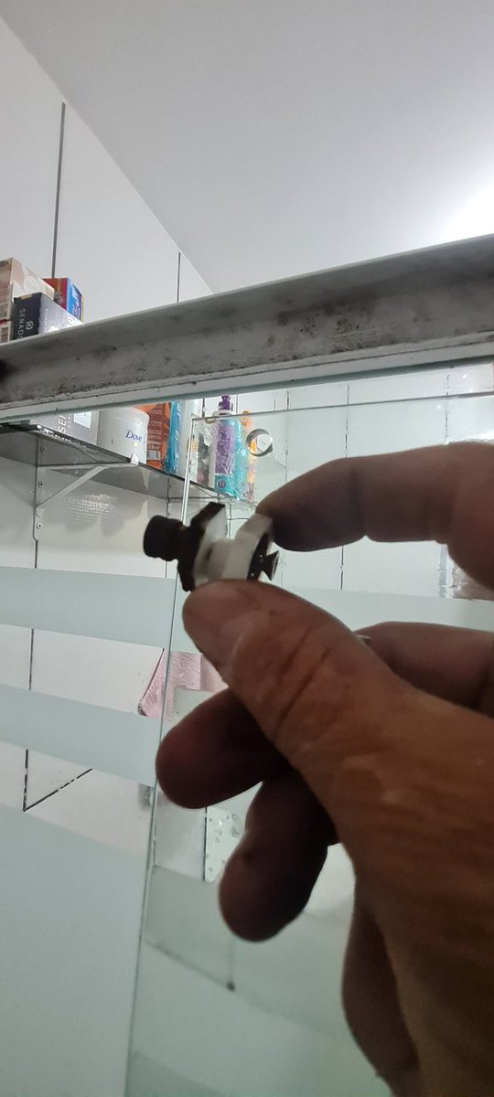 Manutenção preventiva,terá o box em perfeito funcionamento por mais uns anos...