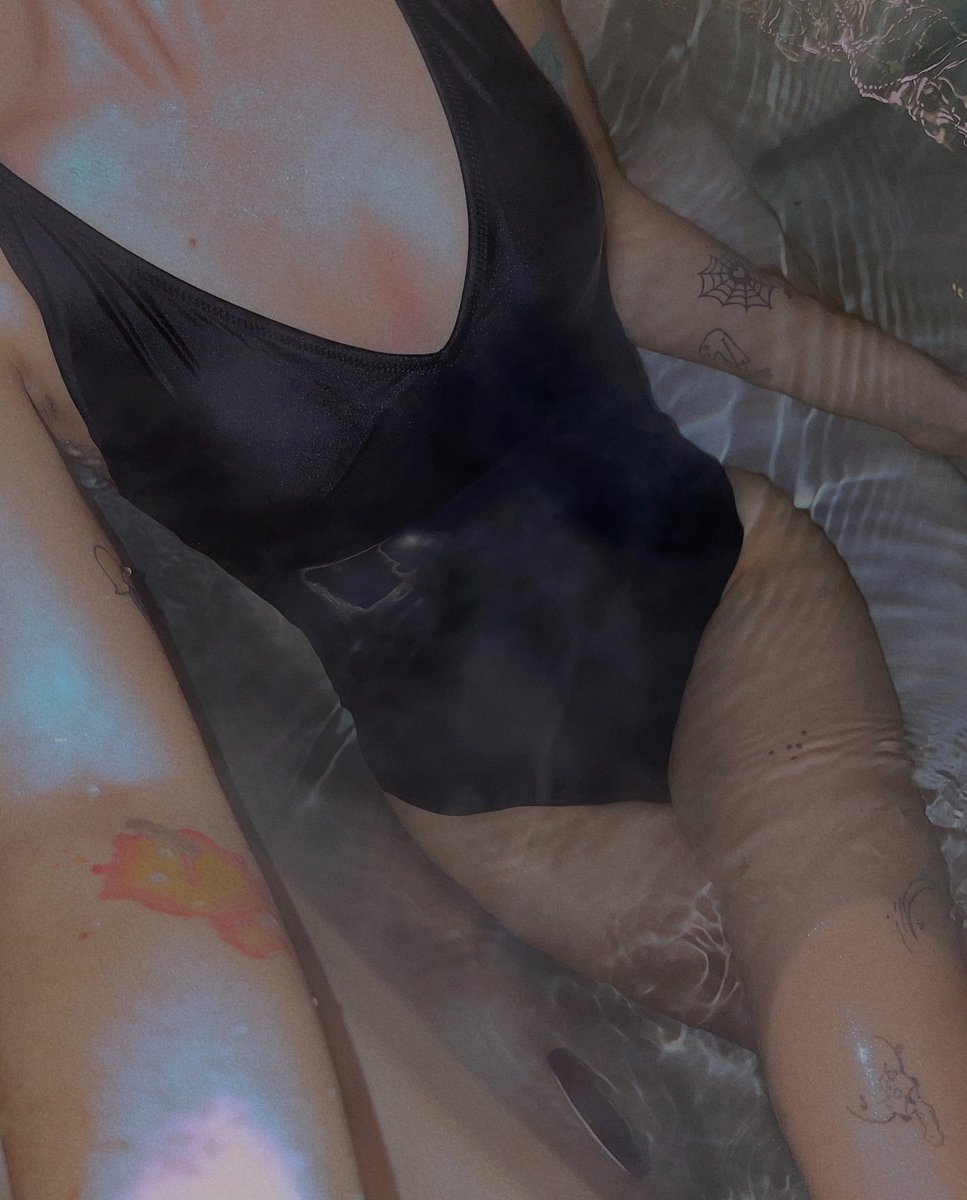 lexywiththemask's tweet photo. hot tub wasn’t steamy till i got in 😜 https://t.co/OkbfsORMFv