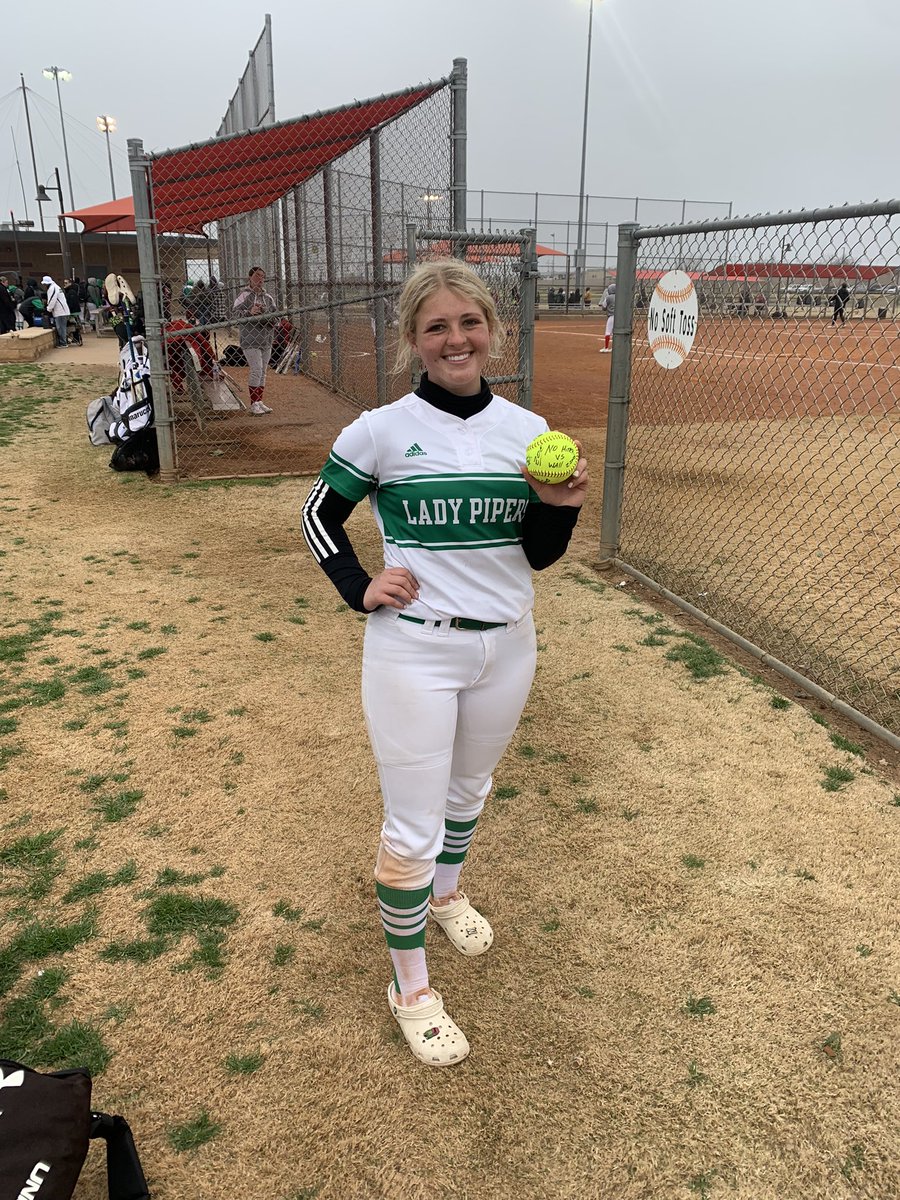 Hamlin Lady Pipers heading to the Ship after a No-Hit gem by <a href="/zoe_moore11/">zoe:)</a>    10-0 over wall.  Great defensive effort by the rest of the team  and bats stayed alive!  #1@aTIME <a href="/TXPrepSoftball/">Texas Prep Softball</a> <a href="/BigCountrySport/">Evan Ren</a> <a href="/IsdHamlin/">Hamlin Collegiate ISD</a> <a href="/sportsfreaknut/">Brandon McAuliffe</a>
