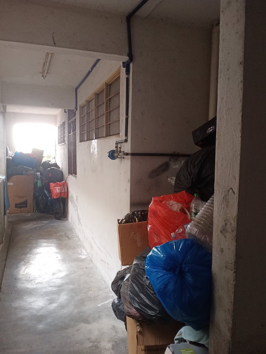 Aidilsundae's tweet photo. Aku tak tahulah ni rumah ke,tempat penyimpanan sampah. Ni dekat sebelah rumah kakak aku. Disbbkan byk sgt barang dia kumpul sampai susah nak jalan. Kau kena pusing satu round floor tu utk pergi lift dekat area rumah dia. Dah lah lift lagi satu rosak. Menyusahkan orang betul. https://t.co/WcGklOjEnQ