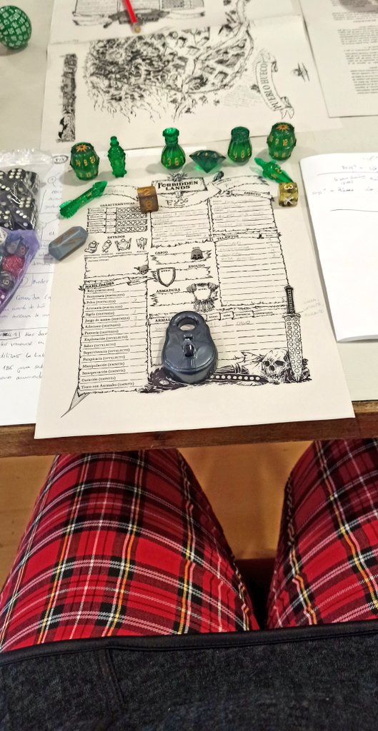 Goizti's tweet image. Tarda de jocs de #rol a #Bufalà #Badalona 🎲💚