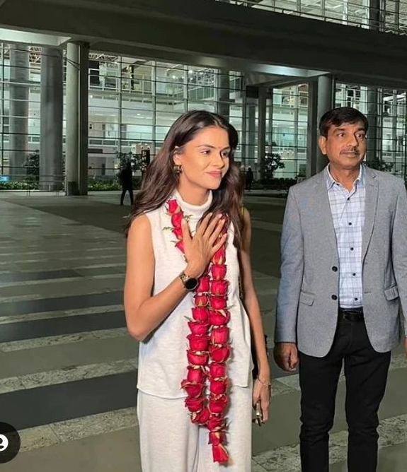 BollySpy's tweet photo. #PriyankaChaharChoudhary radiates joy as she receives a warm welcome in Chandigarh, her first visit after #BiggBoss.. @PriyankaChaharO https://t.co/02s7t2NFen