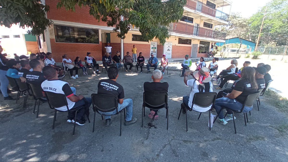 BloqCentroOccid's tweet photo. Con presencia de nuestra Dirección Nacional #TUPAMARO, Bloque y acompañamiento de @alexistupamaro Responsable Nacional de Produccion, se desarrolla 1er Encuentro Regional de Producción en el Estado @caraboboMRT.

@NicolasMaduro
#ComunaYProducción
#SancionesCriminales https://t.co/61jOVVBSVx