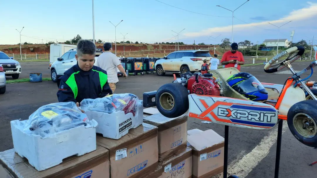 ing_sebamacias's tweet photo. Fomentar la formación de pilotos misioneros. Acompañamos a @herrerayflia y a la #FEMAD en la entrega de motores para la nueva categoría 7.5HP https://t.co/e8Bd9CiqYc