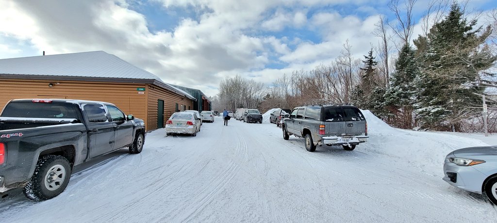 UPTreefarmer's tweet photo. Michigan rural parks that rock! Chassell Township's Centennial Park is packed with vehicles for ice fishing and skating today! How many live within 1/2 mile? Most of those walked or rode their snowmobiles here. When you live rural, you drive good distances to get to parks! #MDNR https://t.co/JV3CfeExQ3