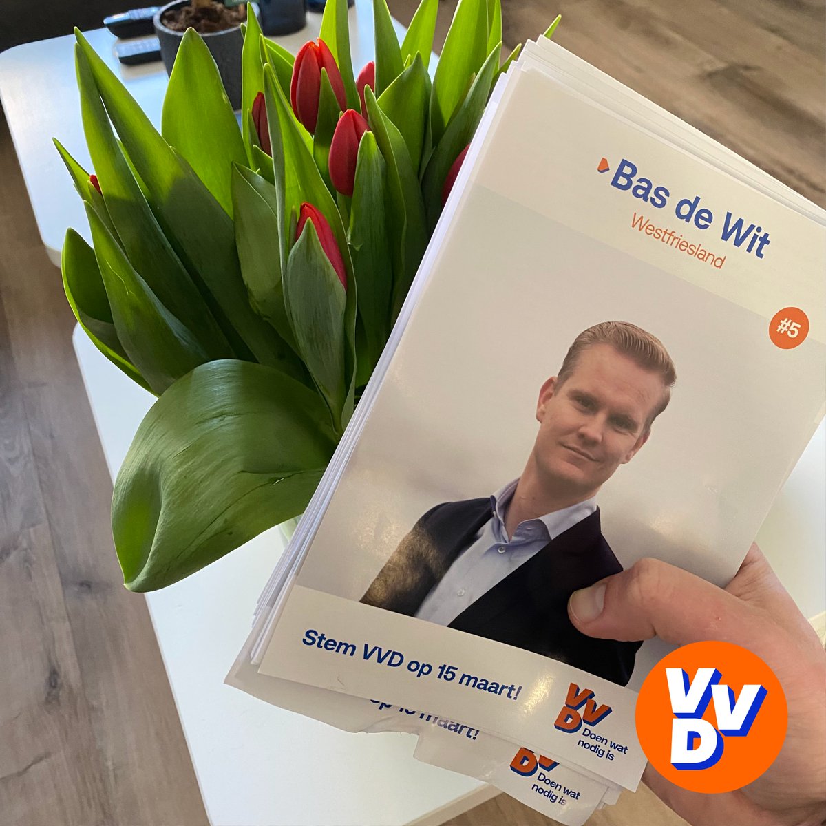 VVDStedeBroec's tweet photo. Vanmiddag waren we samen met Sharon Hak en Bas de Wit campagne aan het voeren voor de provincie en het waterschap. We hebben goede gesprekken gevoerd in de Oosterweed.💪

Wij zijn trots op zulke vertegenwoordigers en op onze stem kunnen ze daarom ook zeker rekenen. 🧡💙

#kiesVVD https://t.co/Vh11niK0Ka