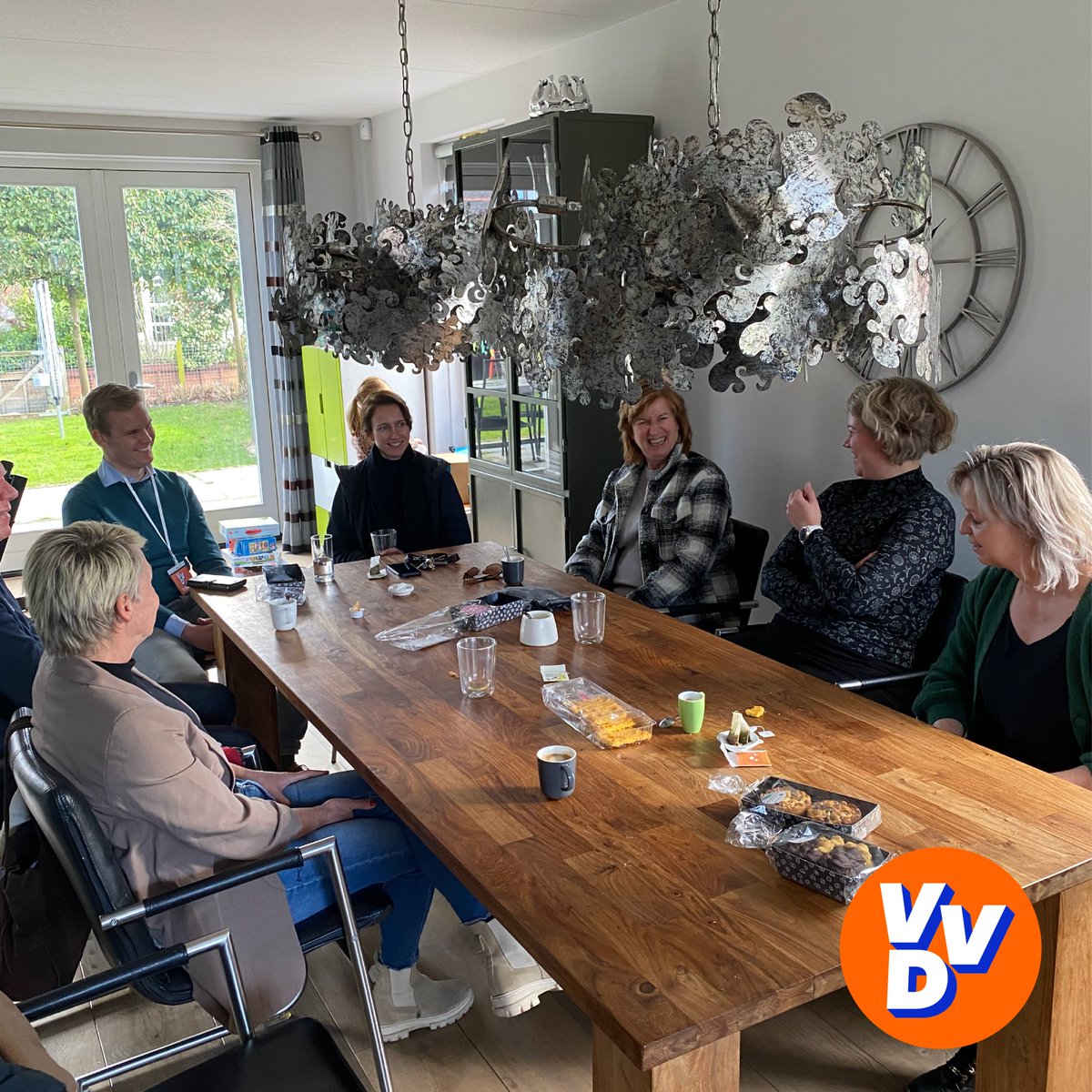 VVDStedeBroec's tweet photo. Vanmiddag waren we samen met Sharon Hak en Bas de Wit campagne aan het voeren voor de provincie en het waterschap. We hebben goede gesprekken gevoerd in de Oosterweed.💪

Wij zijn trots op zulke vertegenwoordigers en op onze stem kunnen ze daarom ook zeker rekenen. 🧡💙

#kiesVVD https://t.co/Vh11niK0Ka