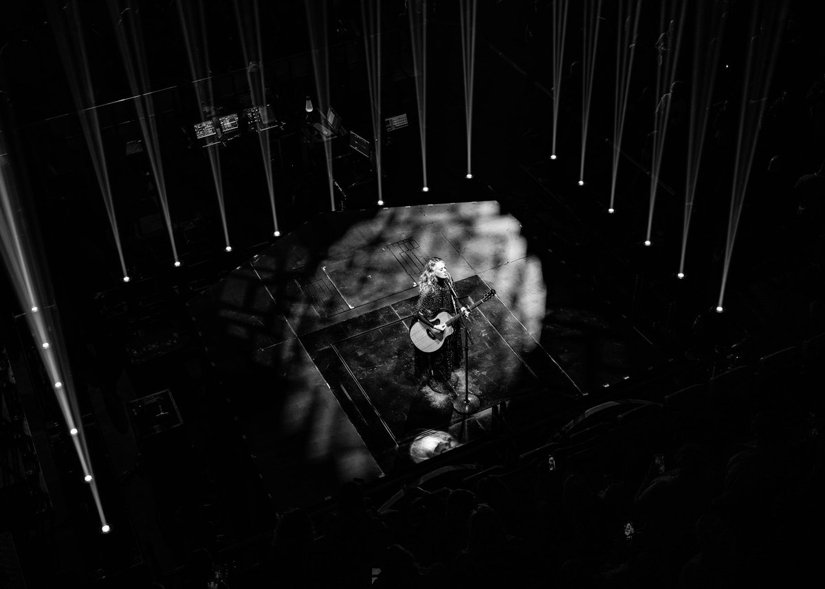 Had a blast in Charlottesville last night at the <a href="/JPJArena/">John Paul Jones Arena</a> !!! Thanks for coming out to hang with us, sweet Virginians!!! Tonight, we rock Pittsburgh! #DenimAndRhinestonesTour #charlottesville #fire 📸: <a href="/JeffJohnsonFilm/">ᴊᴇғғᴊᴏʜɴsᴏɴɪᴍᴀɢᴇs</a>