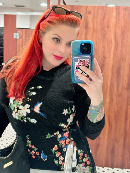 🚨FYI Just sucked a ton of cock in this bathroom &amp; I&rsquo;m ecstatic to report @ChristinaP #PerfectRed lipstick<a href="/tag/perfectred"class="tags"><span>#perfectred</span></a>