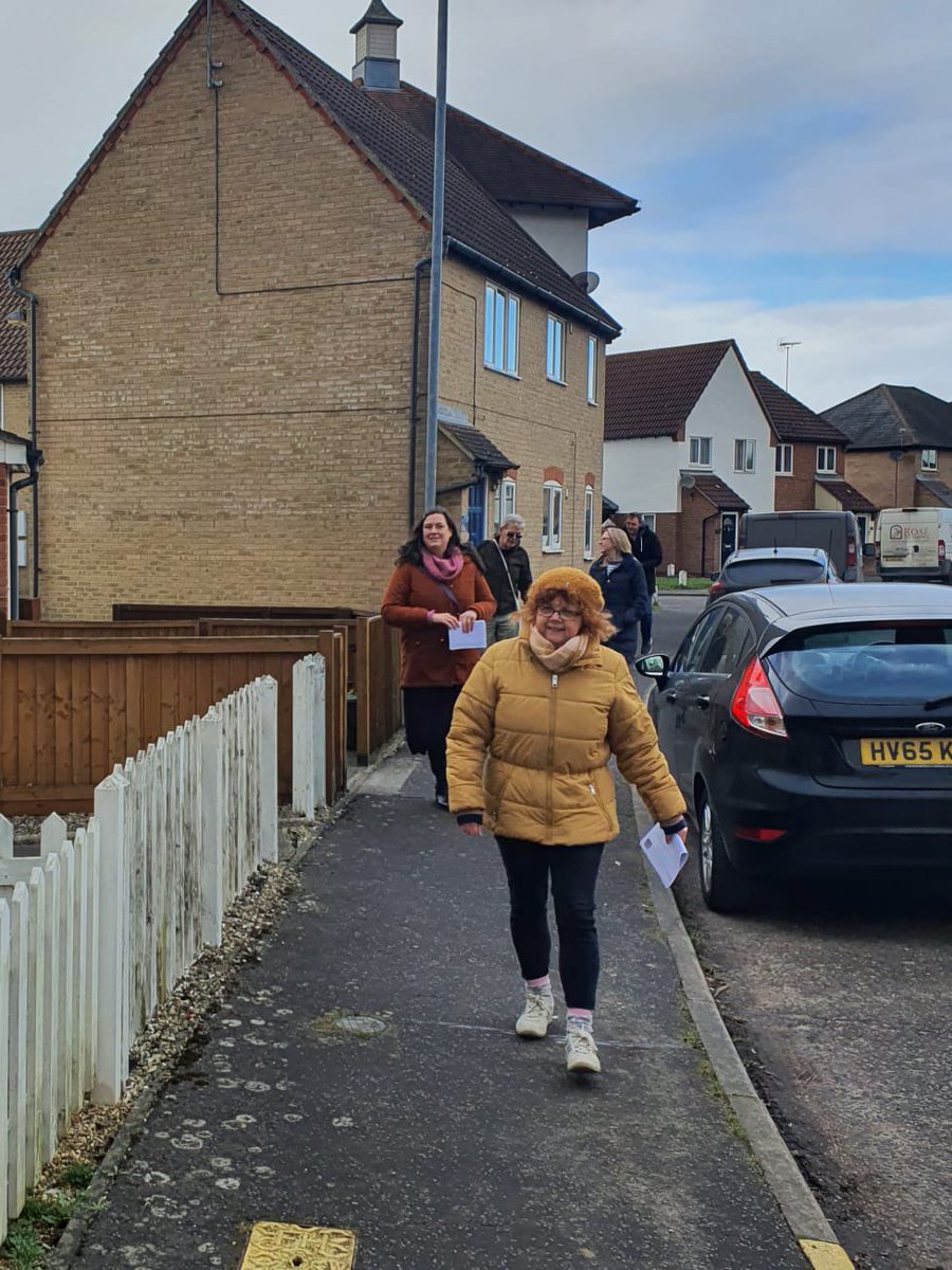 Lib Dems listening to residents. 

We have been out today across Colchester:
Standing with the LGBTQ+ 🏳️‍🌈 at ECC Colchester Library; talking Wheelie Bins or not? in Stanway; and picking up residents issues in Shrub End.