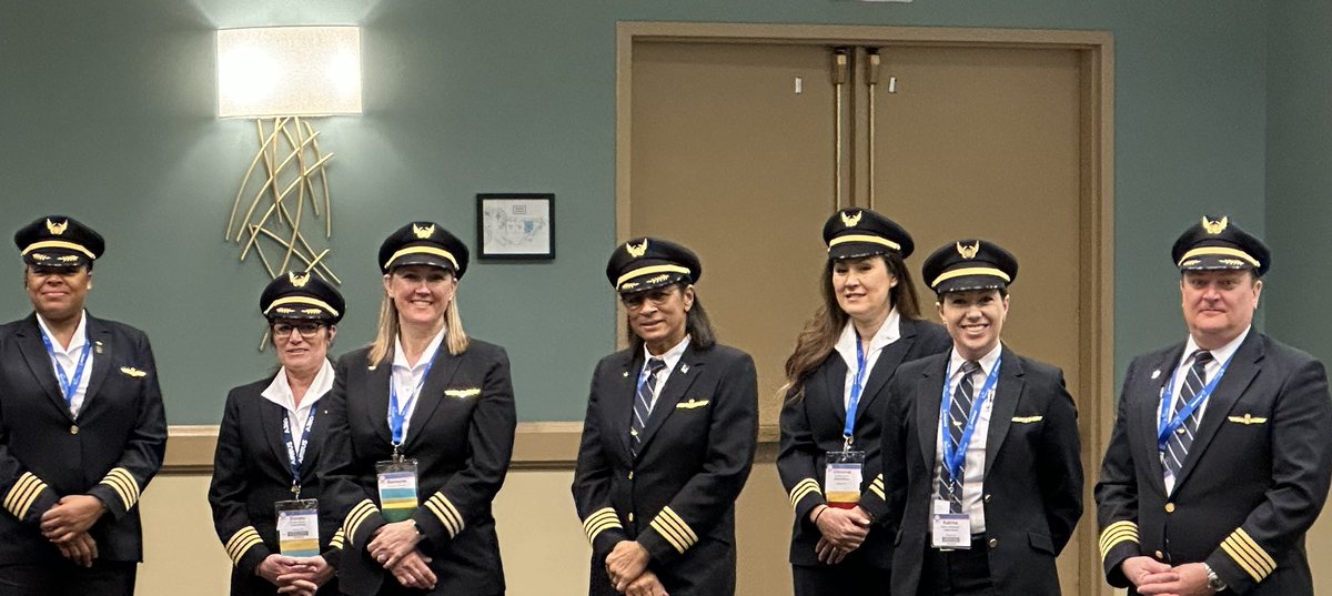 HelonHammond's tweet photo. Our pilots, technicians, and employees look fantastic, representing United Airlines at the WAI2023 conference!! So proud to be a part of a winning team! !! 
#UnitedAirlines #WomenInAviation https://t.co/IL2IEOWIEN