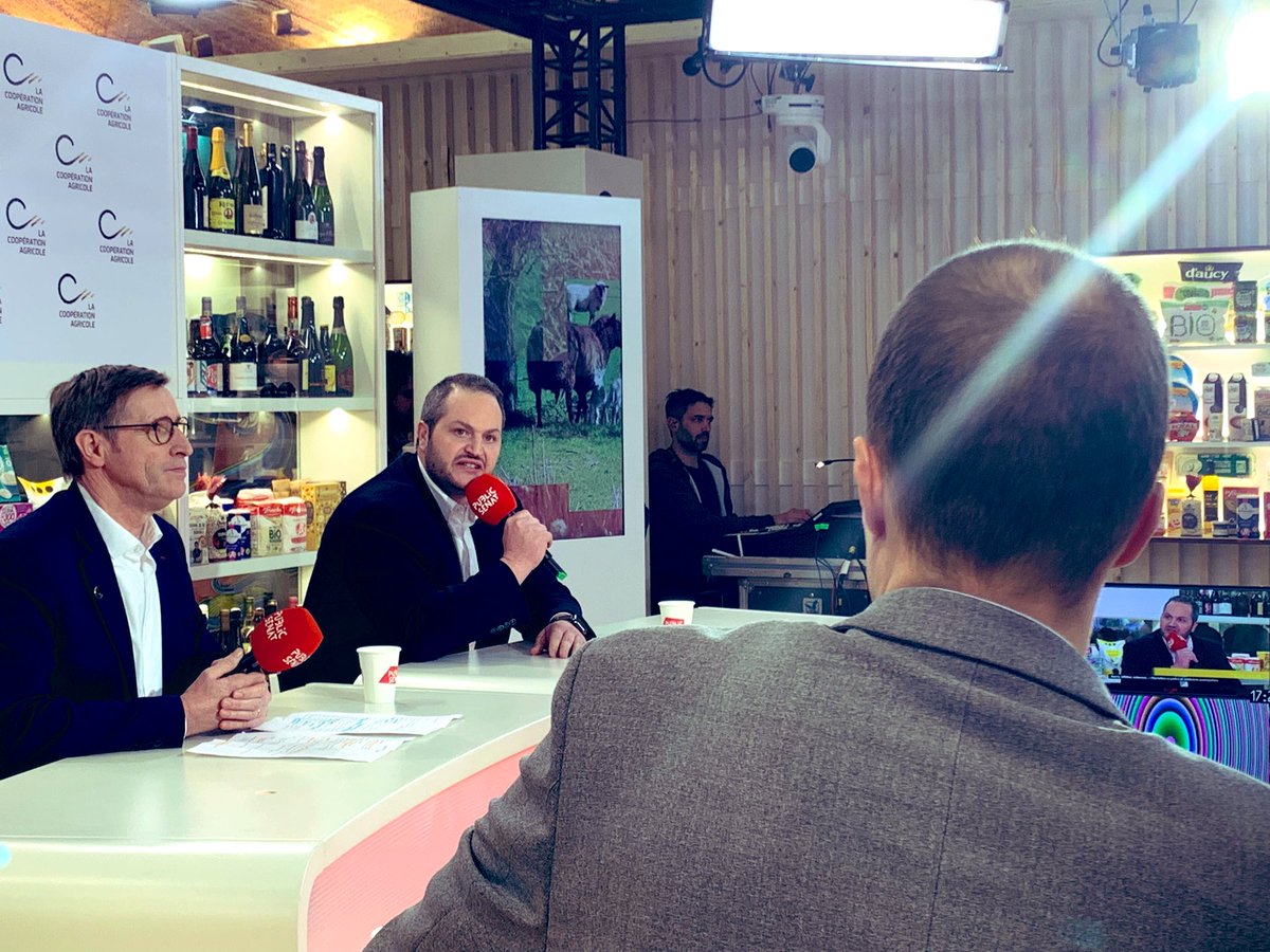 JeunesAgri's tweet photo. « La moitié des agriculteurs aura l’âge de partir à la retraite d’ici peu. Si on veut les remplacer, il faut attirer. Cela signifie donner des perspectives parce que les jeunes veulent aller dans des métiers rémunérateurs et innovants sans avoir peur de l’avenir » @gaillot_arnaud https://t.co/OXdtu0gOms