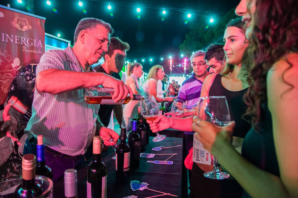 rufeilok's tweet photo. 🍇🍷 Postales de una gran noche en el 𝙋𝙖𝙨𝙚𝙤 𝙙𝙚𝙡 𝙑𝙞𝙣𝙤. Un año más junto a bodegas del Este y nuestros vinos #Bonarda. Los invitamos hoy a seguir disfrutando de degustaciones, gastronomía, música y mucho más en el Paseo de la Patria. Salud San Martín! 
#TierraqueEnamora https://t.co/a5A0OVyxQs