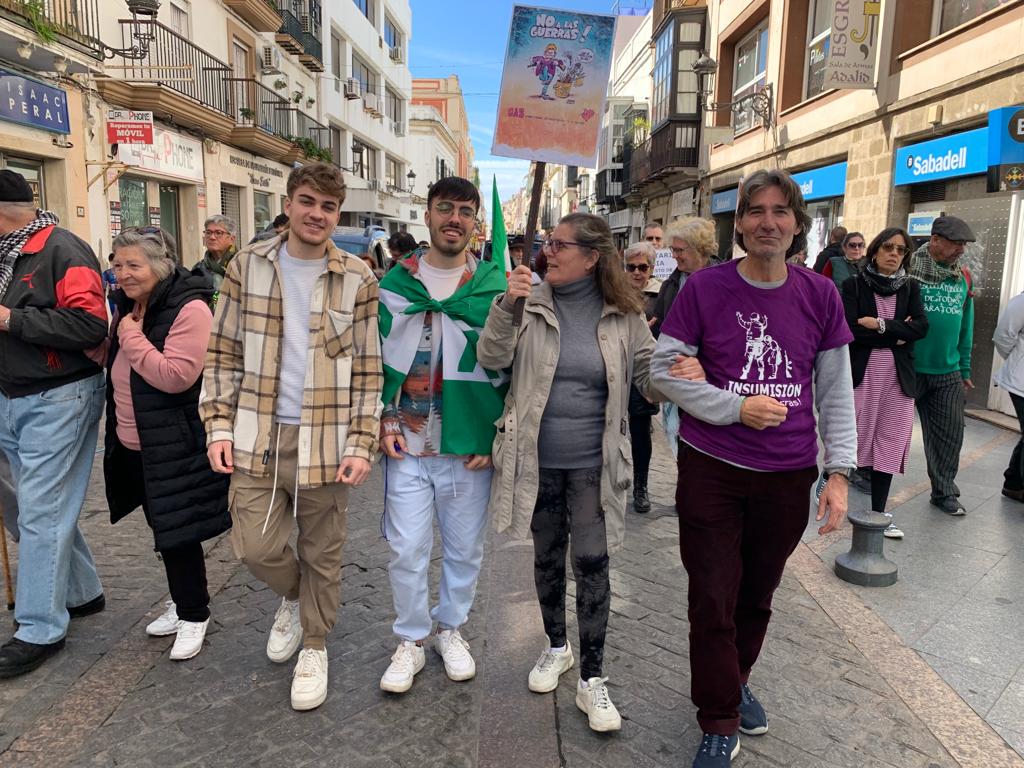 En Adelante Andalucía Sanlúcar no perdemos el tiempo, ayer pidiendo la clausura del vertedero que durante un mes ha envenenado nuestro aire con Ecologistas en acción y hoy contra la guerra con la Plataforma contra la guerra, luchas imprescindibles, #NoHayPlanetaB