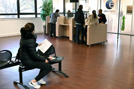 SefacSma's tweet photo. Depuis le 1er février 2023, la durée d'indemnisation de l'assurance chômage sera minorée de 25%, mais certaines exceptions s'appliquent 💼
Cette nouvelle loi incitative à pour objectif de diminuer la taux de chômage en France 📉

#DroitTravail #In https://t.co/3uXZHJbpCV https://t.co/PzAyosULKj