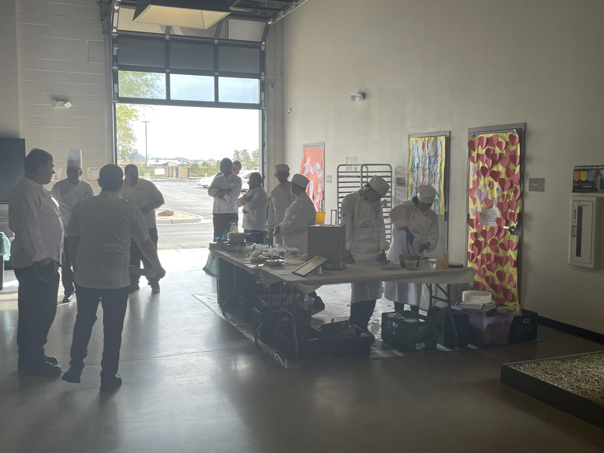 DrFinchDVUSD's tweet photo. The ProStart Culinary state competition has begun at the @DVUSD Innovation Center. Good luck Barry Goldwater @BGHS_DVUSD. #ChefRyan https://t.co/YaeWNIScax