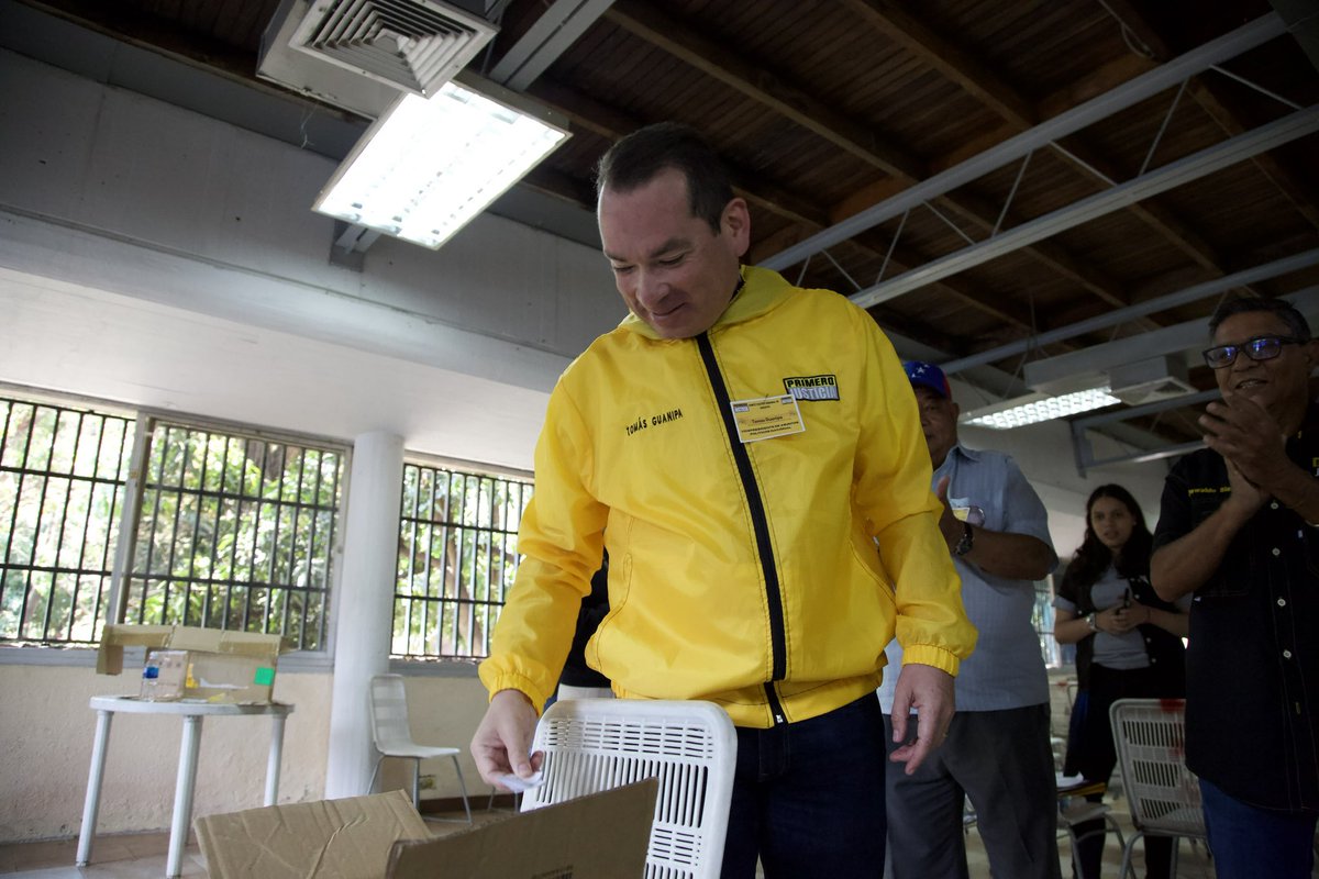 TomasGuanipa's tweet photo. Hemos consultado a nuestra dirigencia sobre la ruta que debemos emprender para las primarias, sobre quién debe ser nuestro candidato, sobre la estrategia que debemos llevar y sobre los planes y proyectos que hagan de @Pr1meroJusticia el gran motor del cambio. #ConsultaPJ https://t.co/J91P0MrAIy