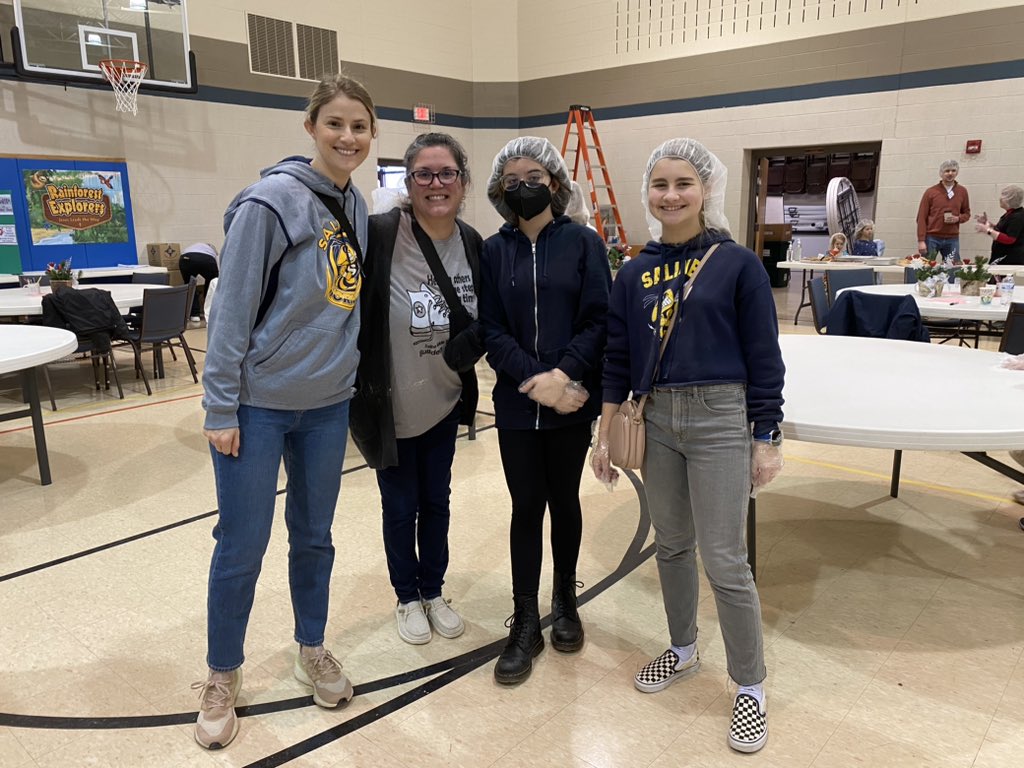 Saline middle school Builders Club joined forces with a couple of hundred community members for the Kids Coalition Against Hunger food packing event @ Christ our king Lutheran church. So many friendly faces! <a href="/L_Washington12/">Laura Washington</a> <a href="/MrsZemaitisSMS/">Kirsten Zemaitis</a> #sascompass
