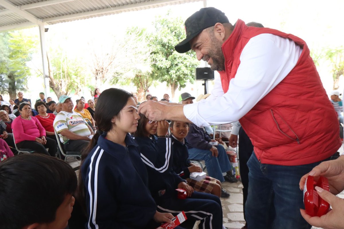 rigofuentes's tweet photo. Con el apoyo de la Secretaría de Gestión Social del CEN del PRI que dirige la amiga Sara Rocha y del diputado Raúl Onofre, entregamos 140 pares de lentes y 37 aparatos auditivos en el ejido Juan Eugenio del cañón de #Jimulco. El compromiso con los nuestros, es constante. https://t.co/PBnKRjdRnL
