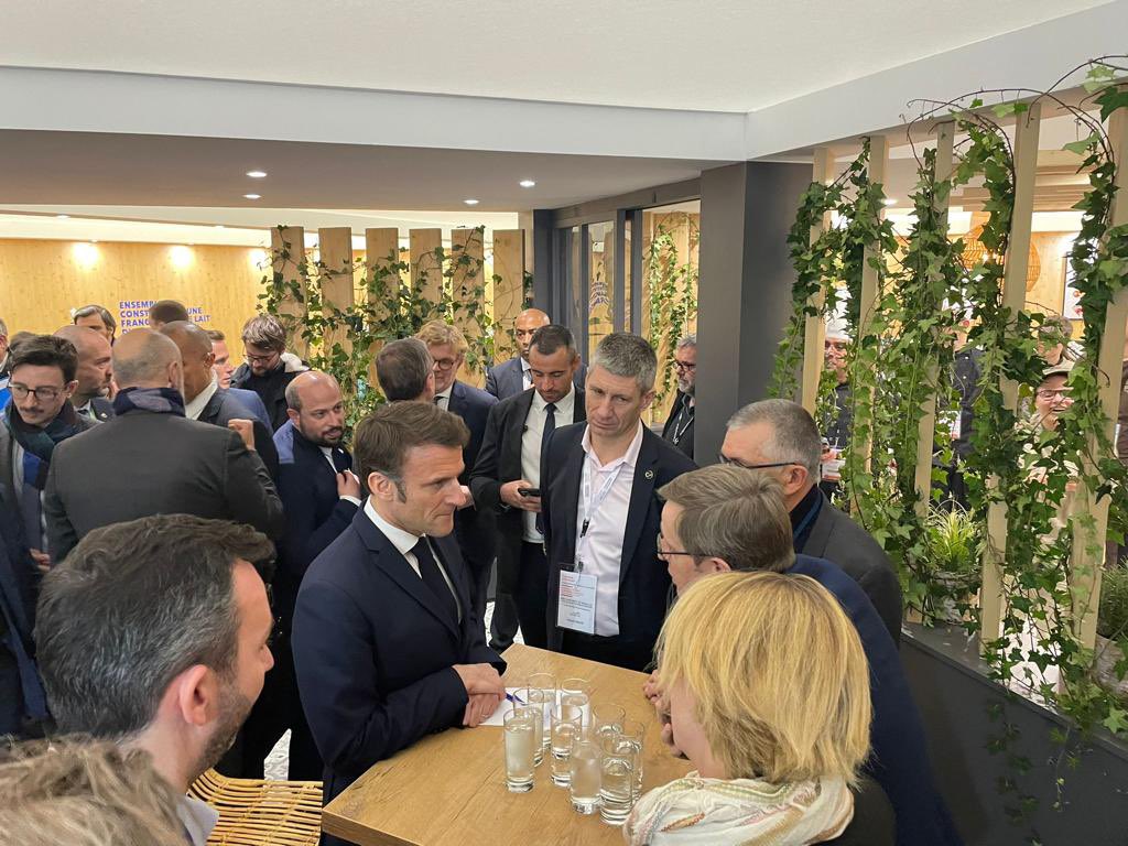 MagLaf's tweet photo. @EmmanuelMacron a rencontré les acteurs de la filière laitière sur le stand @cniel France Terre de Lait pour des échanges sur la décarbonation de la filière, l’attractivité des métiers et le bien être animal https://t.co/ktMgWHYPwa