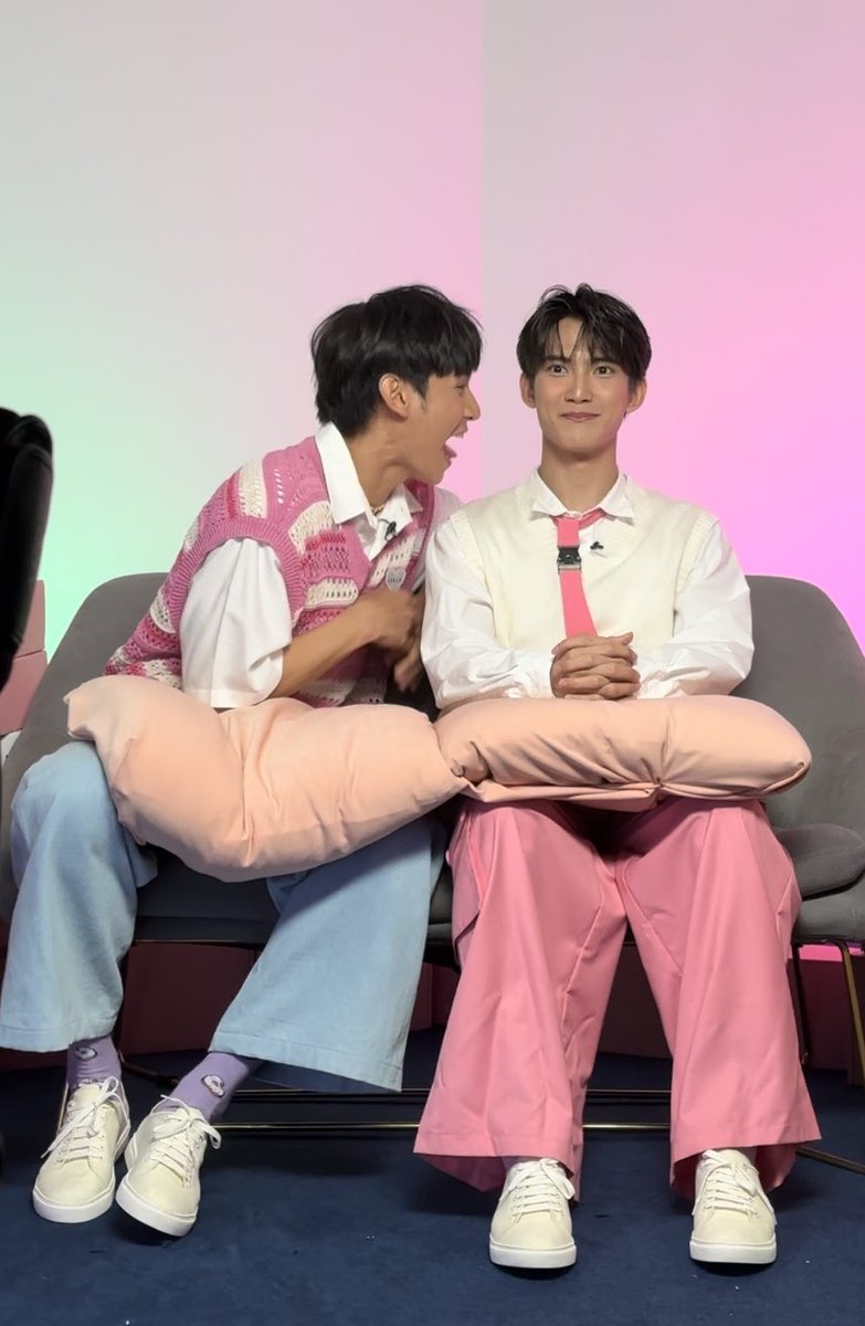 Sixsuperstars's tweet photo. 55555555555 ไอ่จิ๋วแกล้งกันเองทำไมมมม #madanLIVExจาเฟริสท์ https://t.co/K8d6mQeUrf