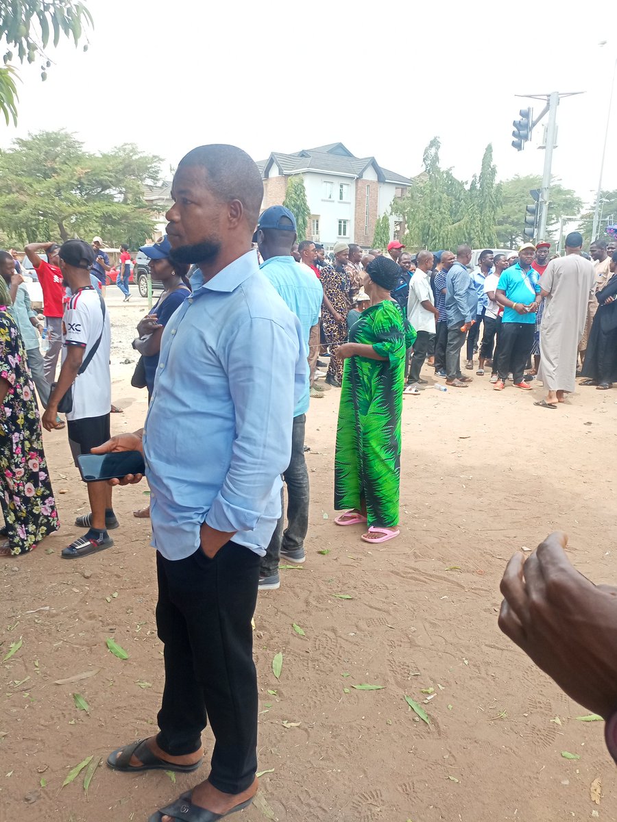 Cta_Abj's tweet photo. PU: Utako Village Centre, ABUJA
Code 012
Voters: 1572
Security Personnel: 16
PWD: 1
#ctanaijawatchdog
#NoPVCNoVote
#dontsellyourvote
#Ourvotesnowcount https://t.co/Be4HyXNX2O