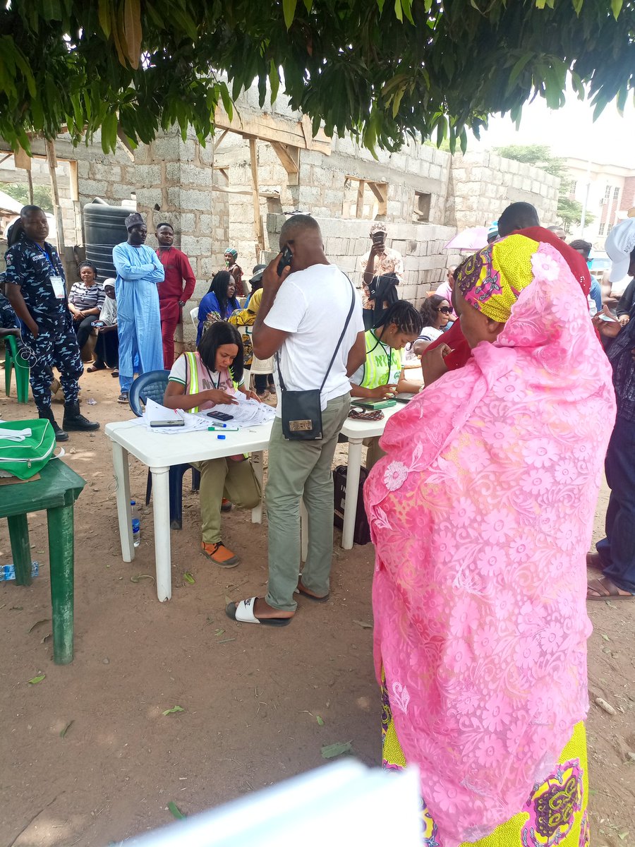 Cta_Abj's tweet photo. PU: Utako Village Centre, ABUJA
Code 012
Voters: 1572
Security Personnel: 16
PWD: 1
#ctanaijawatchdog
#NoPVCNoVote
#dontsellyourvote
#Ourvotesnowcount https://t.co/Be4HyXNX2O