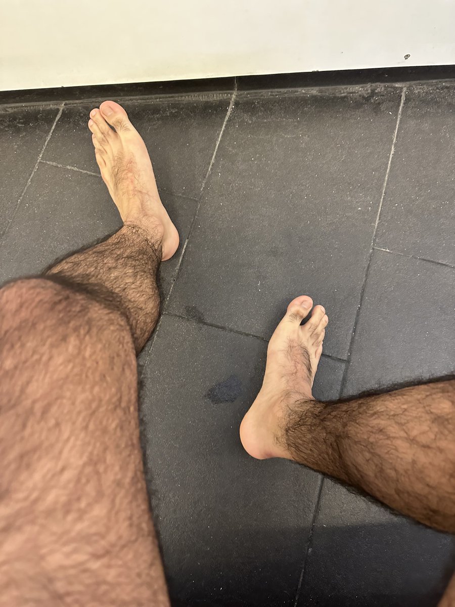 myhairylegsxxx's tweet photo. at the gym https://t.co/7asNBHFDQy