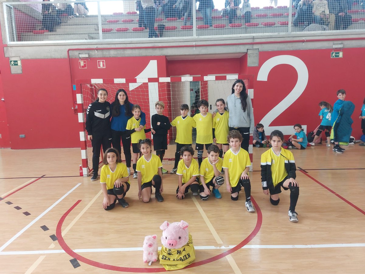 CBSanAdrian's tweet photo. Berango 1-3 Gallego Gorria SA
Victoria para los más #pekes 🐥
Nuestros benjamines de la escuela de Gallego Gorria.
#CanteraSanAdrian
#Futuro 💛 https://t.co/lkPYiLtHGw