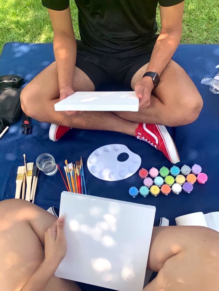 AidelZack's tweet photo. Idée de Date s’assoir et dessiner ensemble 😍 https://t.co/RfolwNMroo