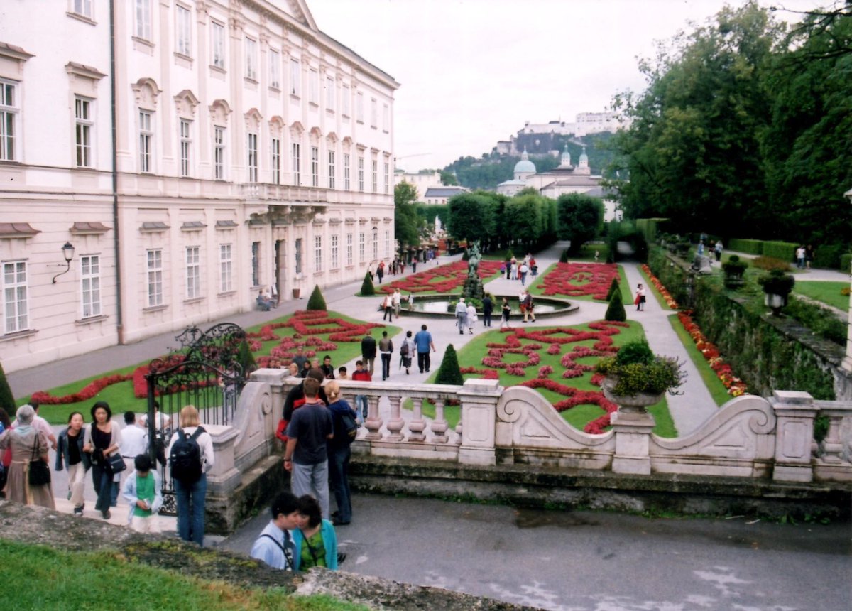 オーストリア🇦🇹ザルツブルク。ミラベル宮殿と庭園｡左手の階段がドレミの歌の場面