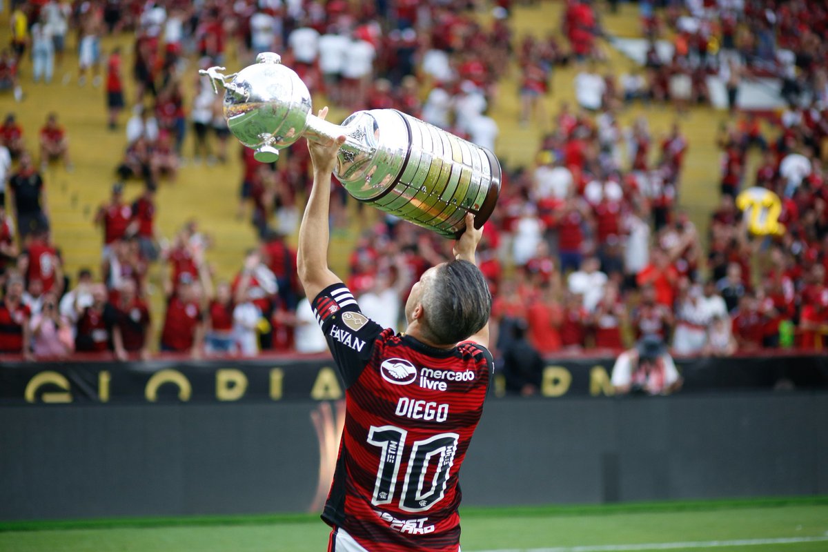 Flamengo's tweet photo. De Gabi a Zico em 6 taças!  🏆🏆🏆🏆🏆🏆

Gabi conquistou a Libertadores 2022 junto com Diego

📸 Gilvan de Souza / CRF

🧶 https://t.co/4p46VKmNL9